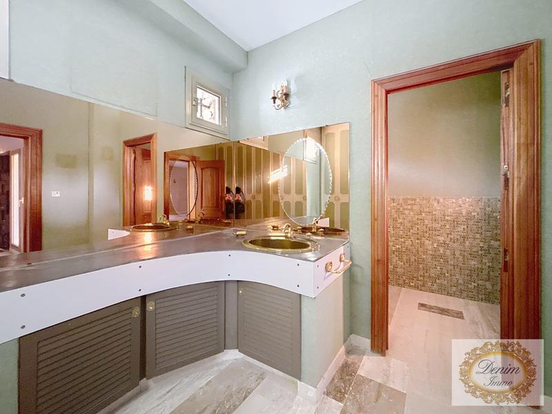 Villa - 390 m² - 6 pièces