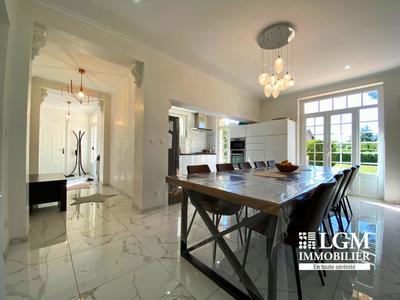 Maison - 206 m² - 7 pièces