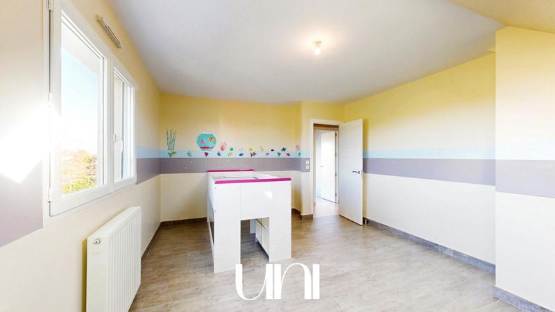 Maison - 235 m² - 8 pièces