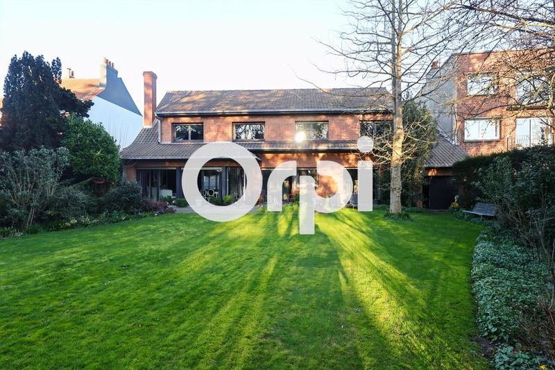 Maison - 243 m² - 8 pièces