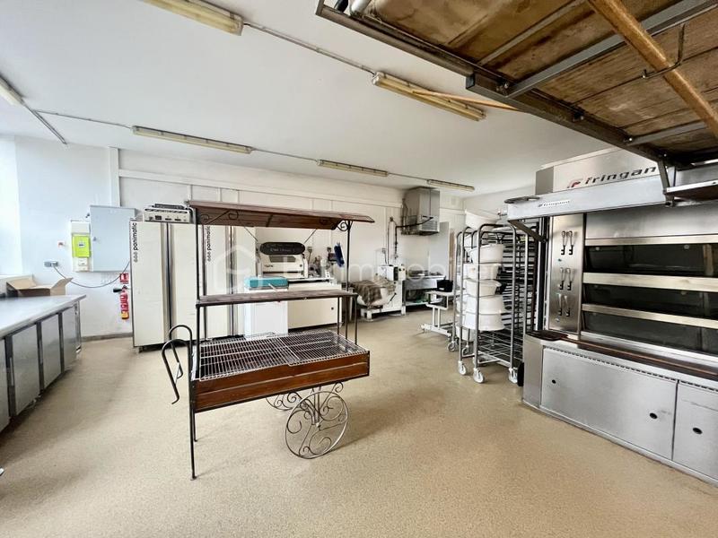 Local commercial - 150 m² - 6 pièces