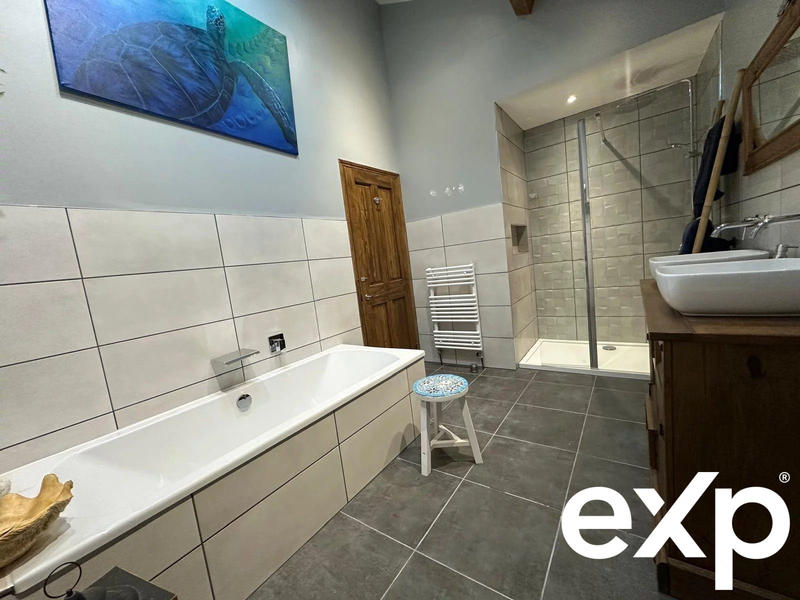 Maison - 239 m² - 8 pièces