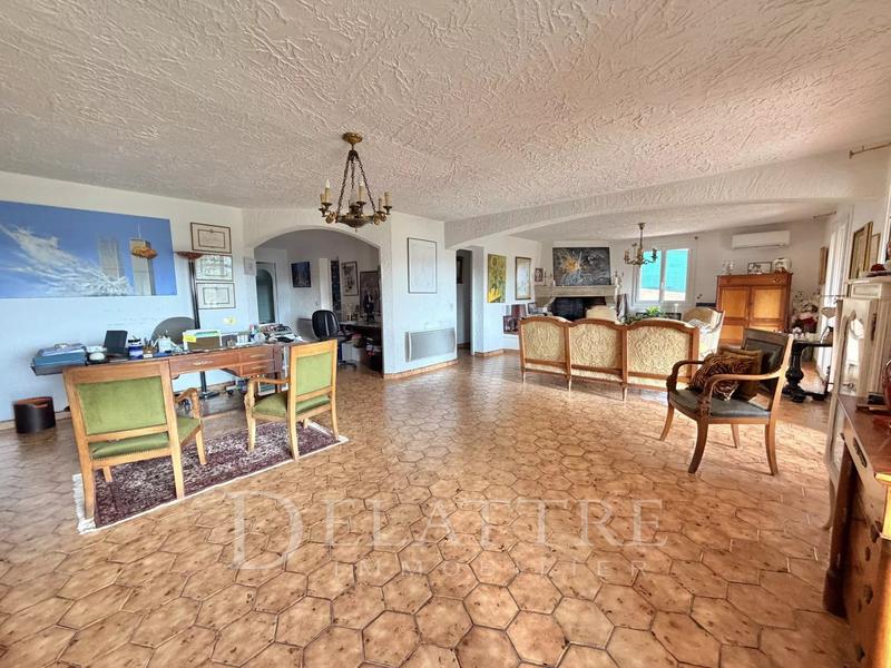 Villa - 300 m² - 10 pièces