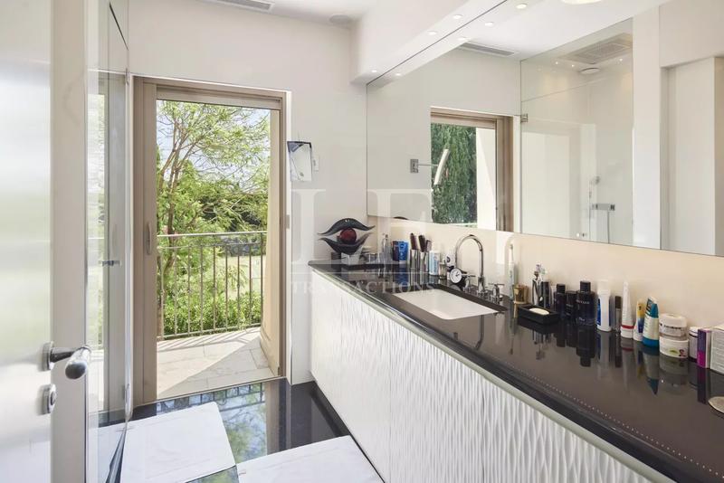 Propriété - 956 m² - 18 pièces