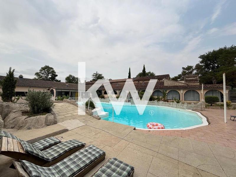 Maison - 2 400 m² - 15 pièces