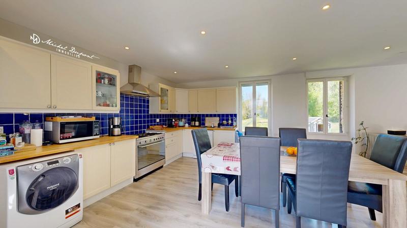 Maison - 225 m² - 9 pièces