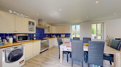 Maison - 225 m² - 9 pièces