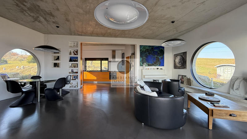 Maison - 241 m² - 8 pièces