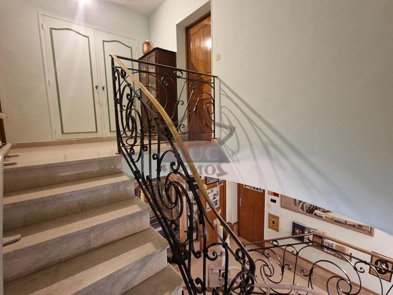 Maison - 240 m² - 9 pièces