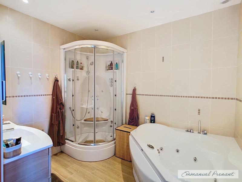 Maison - 210 m² - 10 pièces