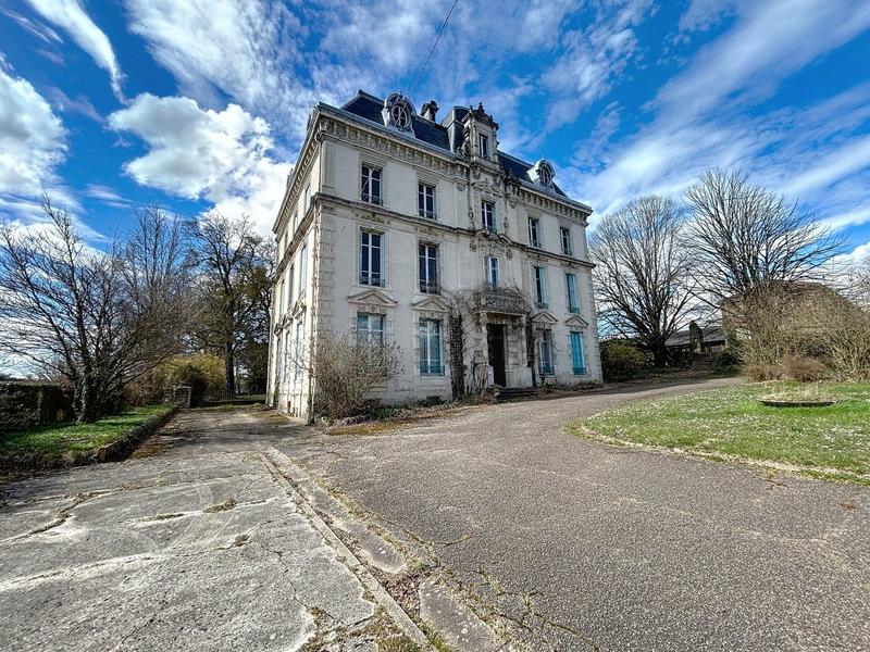 Château - 250 m² - 16 pièces