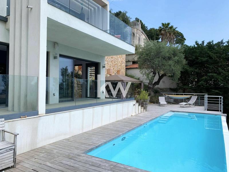 Maison - 216 m² - 6 pièces