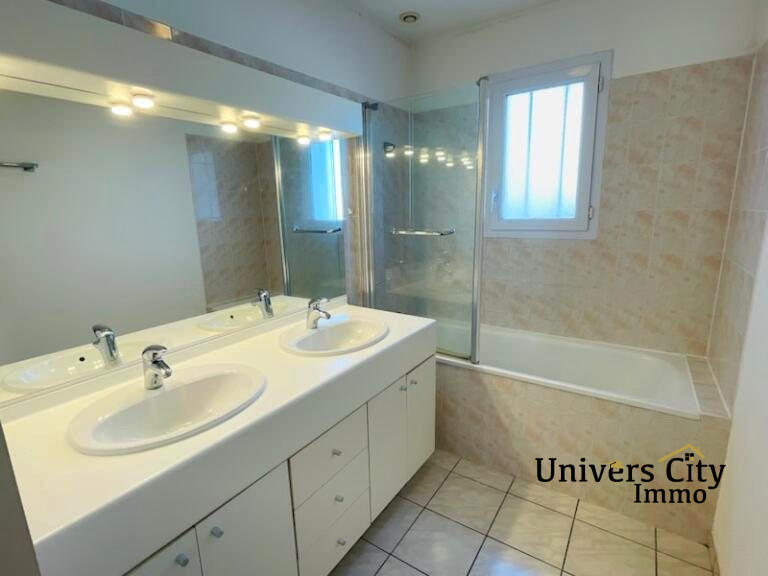 Maison - 99 m² - 5 pièces