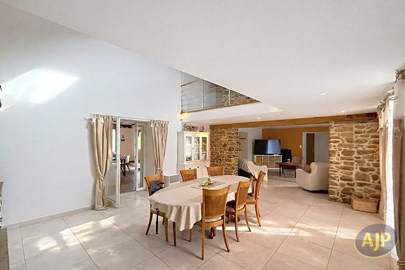 Maison - 231 m² - 12 pièces