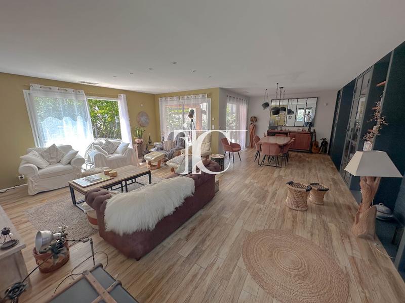 Maison - 183 m² - 6 pièces