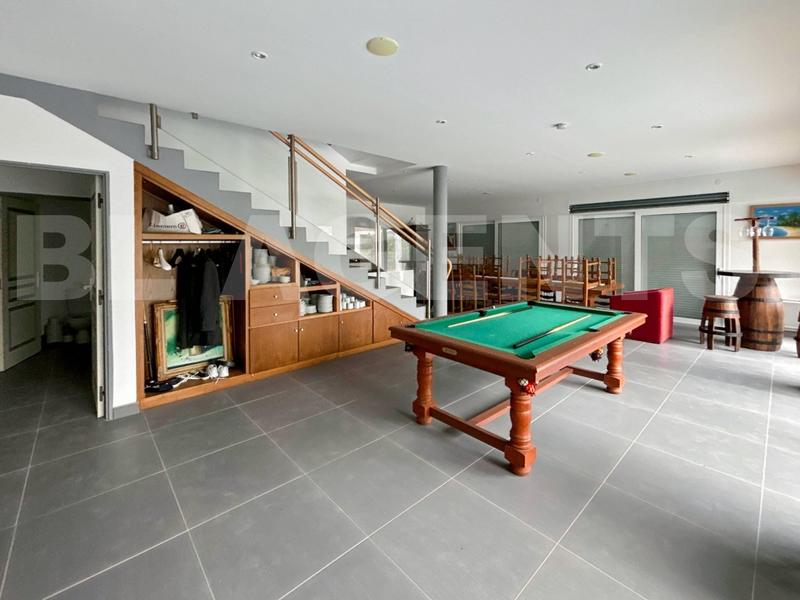 Villa - 322 m² - 6 pièces