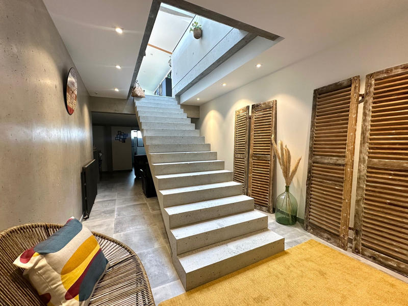 Maison - 250 m² - 7 pièces