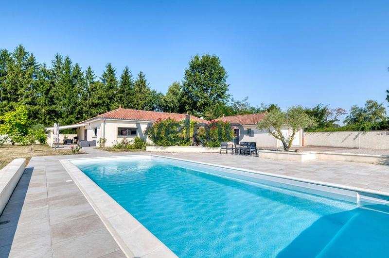 Maison - 300 m² - 8 pièces