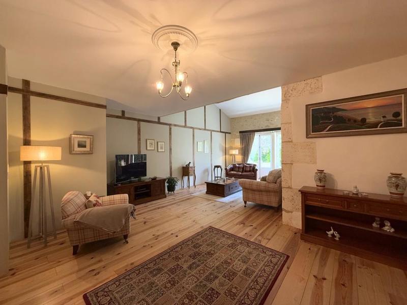 Maison - 360 m² - 8 pièces