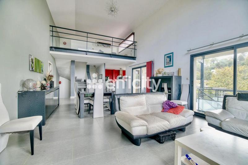 Maison - 246 m² - 7 pièces