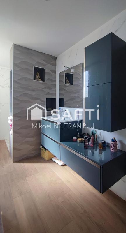 Maison - 250 m² - 8 pièces