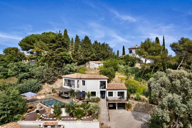 Villa - 222 m² - 9 pièces