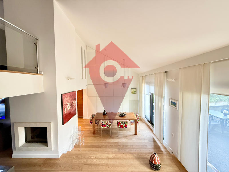 Maison - 204 m² - 9 pièces