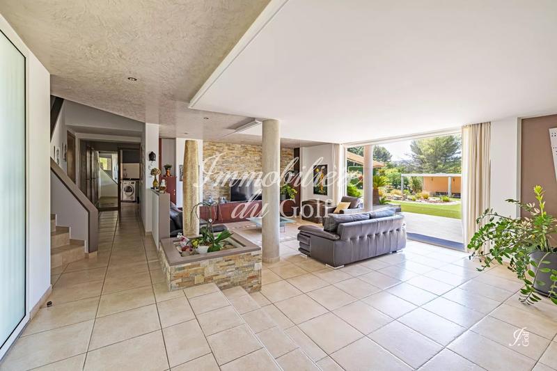 Villa - 232 m² - 6 pièces