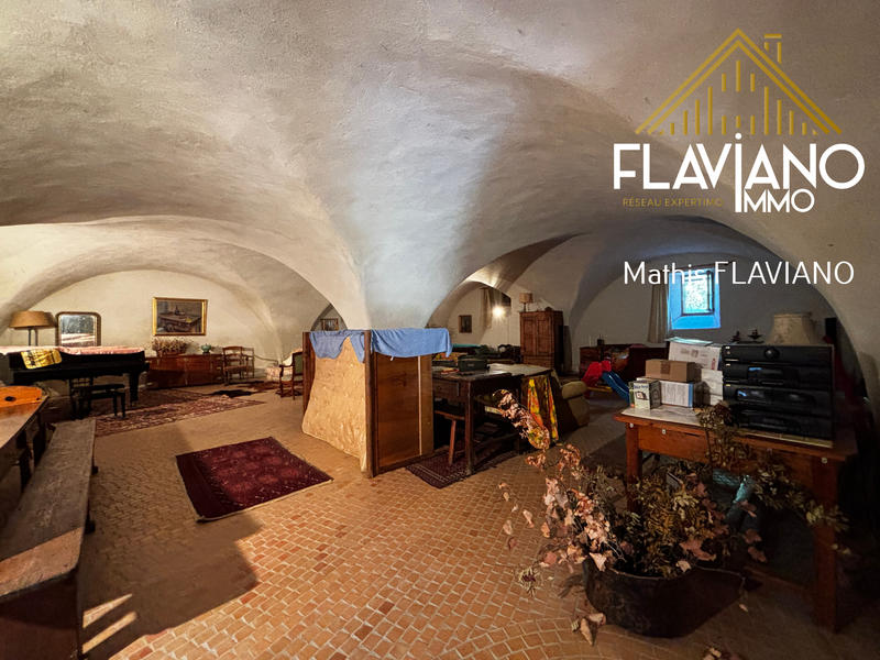 Maison - 804 m² - 12 pièces