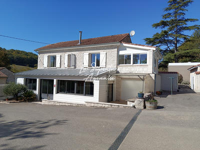 Maison - 240 m² - 8 pièces