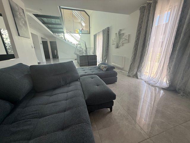 Maison - 248 m² - 7 pièces