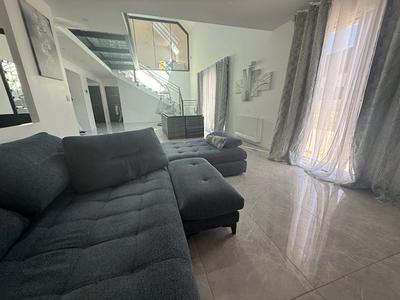 Maison - 248 m² - 7 pièces