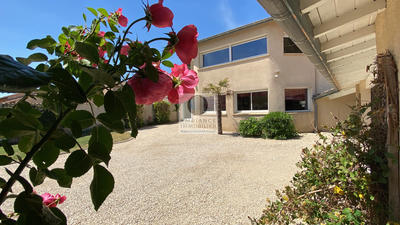 Maison - 222 m² - 9 pièces