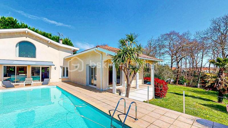 Propriété - 375 m² - 11 pièces