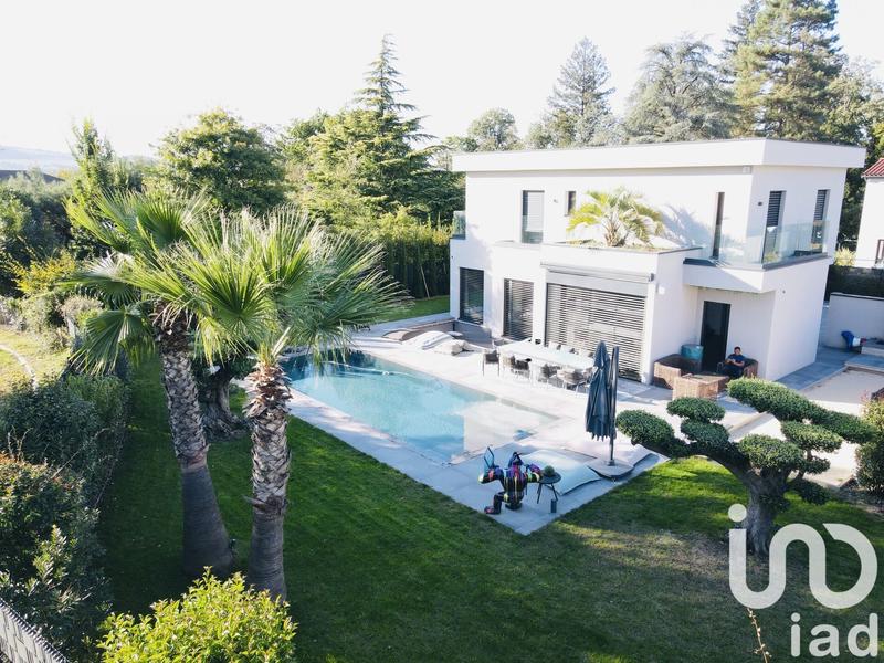 Maison - 240 m² - 8 pièces