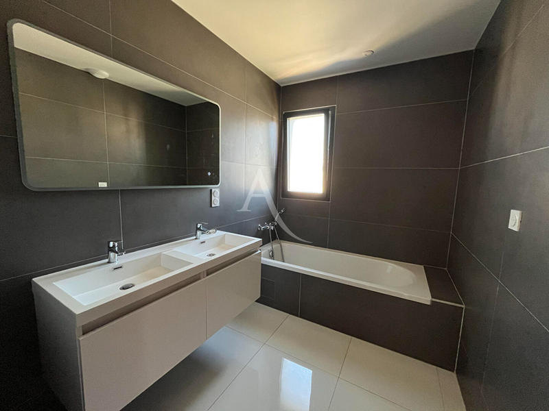 Maison - 121 m² - 6 pièces