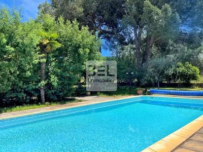 Maison - 250 m² - 9 pièces