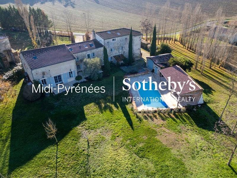 Maison - 397 m² - 9 pièces