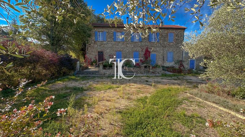 Maison - 196 m² - 8 pièces