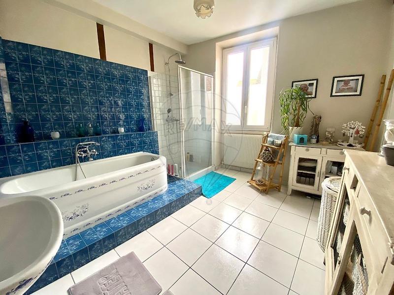 Maison - 239 m² - 7 pièces