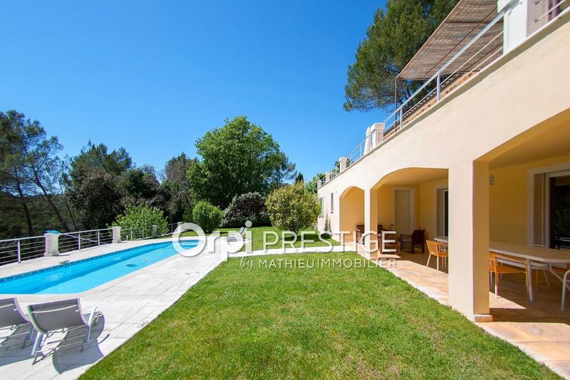 Villa - 325 m² - 6 pièces