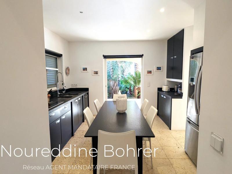 Maison - 251 m² - 7 pièces