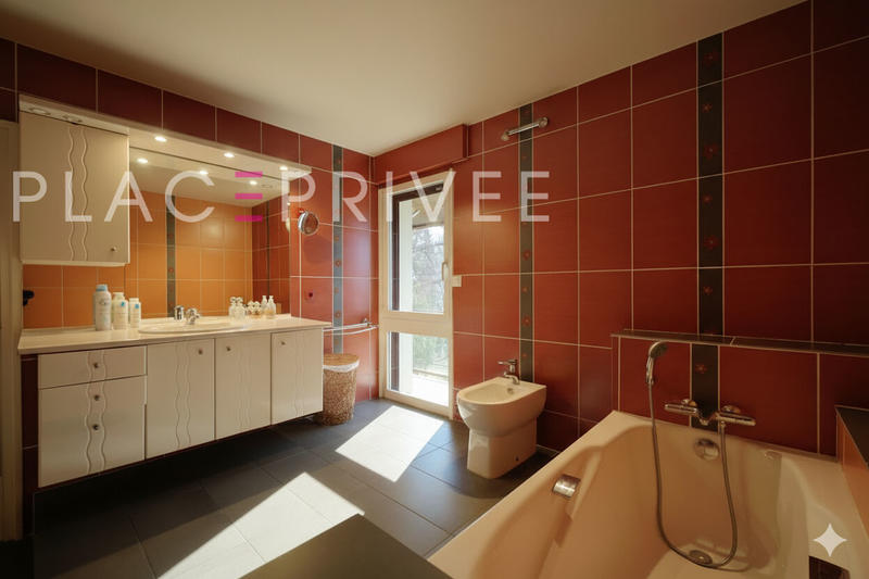 Maison - 338 m² - 12 pièces