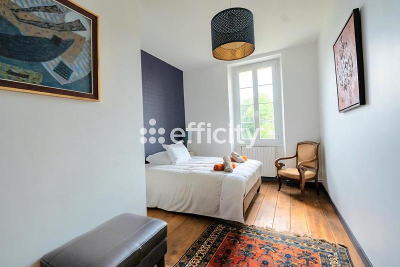 Maison - 310 m² - 11 pièces