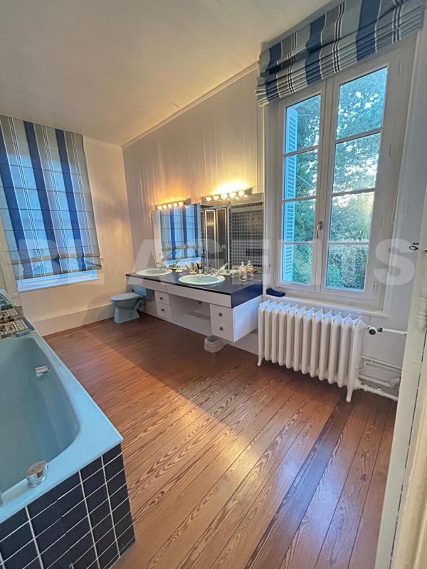 Demeure - 290 m² - 8 pièces