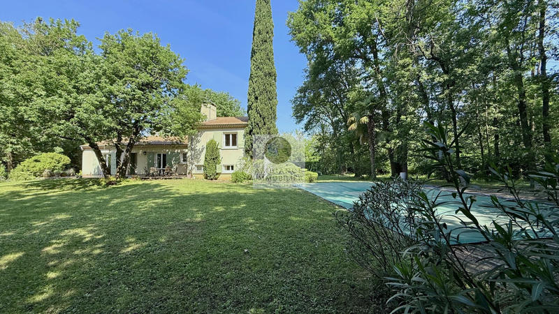 Maison - 230 m² - 9 pièces