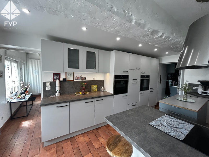 Maison - 250 m² - 8 pièces