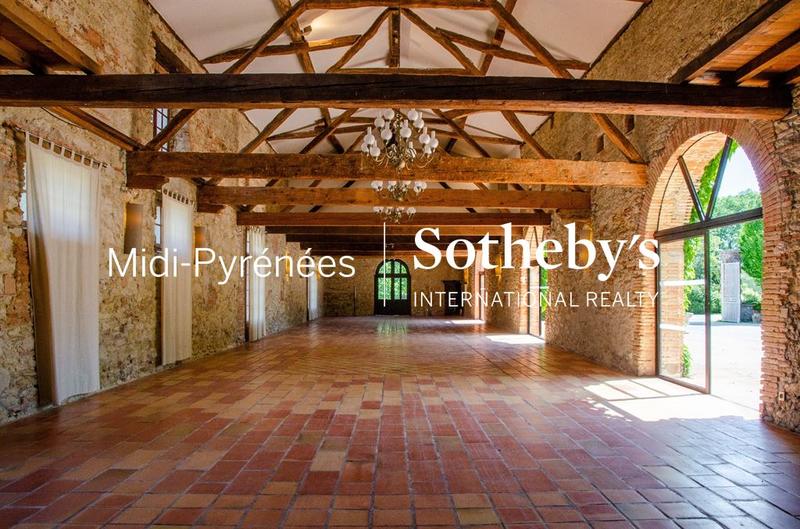 Château - 1 573 m² - 36 pièces