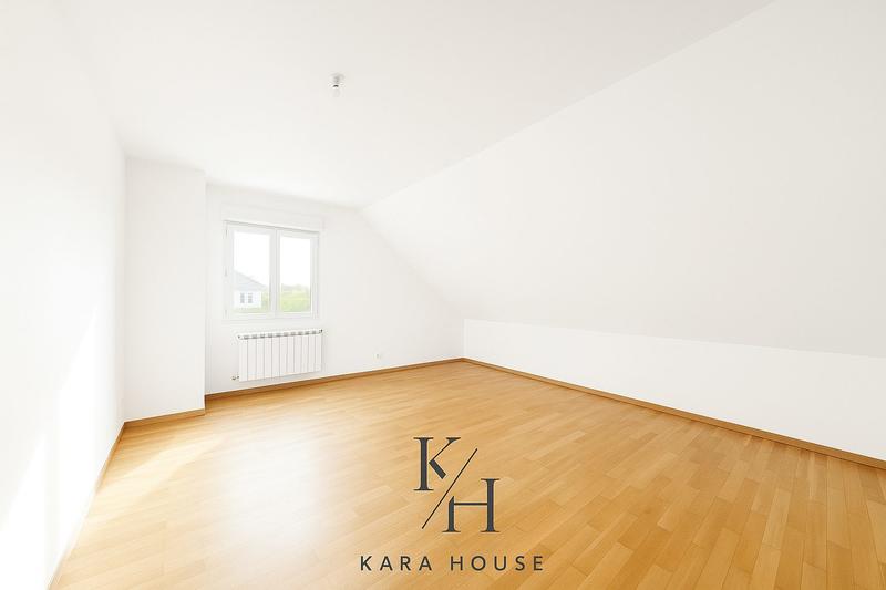 Maison - 222 m² - 8 pièces