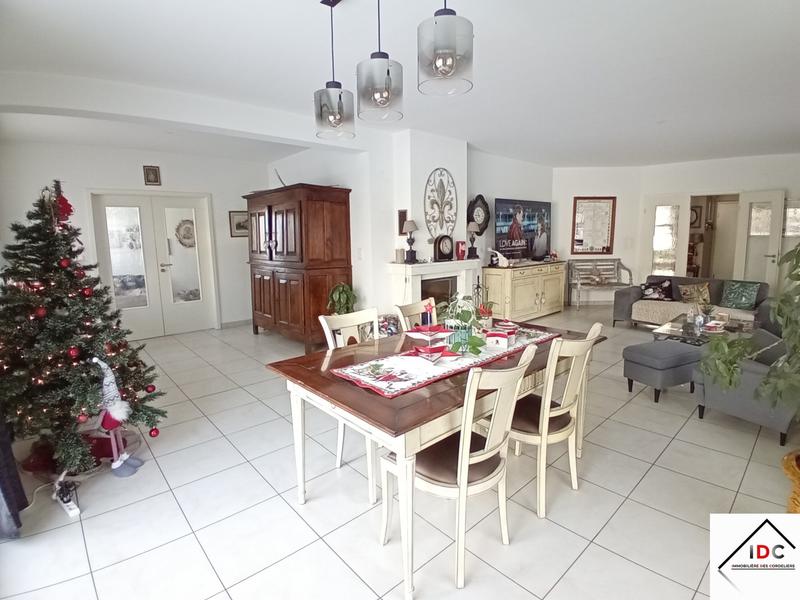 Maison - 240 m² - 6 pièces